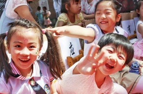 娱乐吃瓜酱送孩子上学,见证孩子成长的温馨瞬间 第1张 娱乐吃瓜酱送孩子上学,见证孩子成长的温馨瞬间 第1张